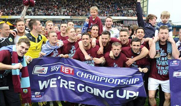 远在迈阿密心系罗马，托蒂和坎德拉用手机观看老东家焦点大战（托蒂、坎德拉身在迈阿密仍关注罗马，用手机追看老东家焦点战）