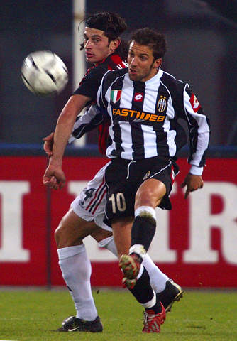 每周电子厂：安东尼倒钩爆头染红，澳超赛场惊现断子绝孙脚（每周电子厂：安东尼倒钩击中头部被红牌罚下，澳超赛场上演断子绝孙式恶铲）