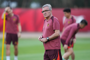 六台：老佛爷是最后一个离开伯纳乌的，这非常罕见（六台：老佛爷罕见地成为最后一个离开伯纳乌的人）