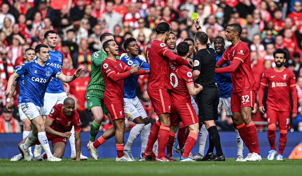 球队双核联手打爆对手（球队双子星合璧横扫对手）